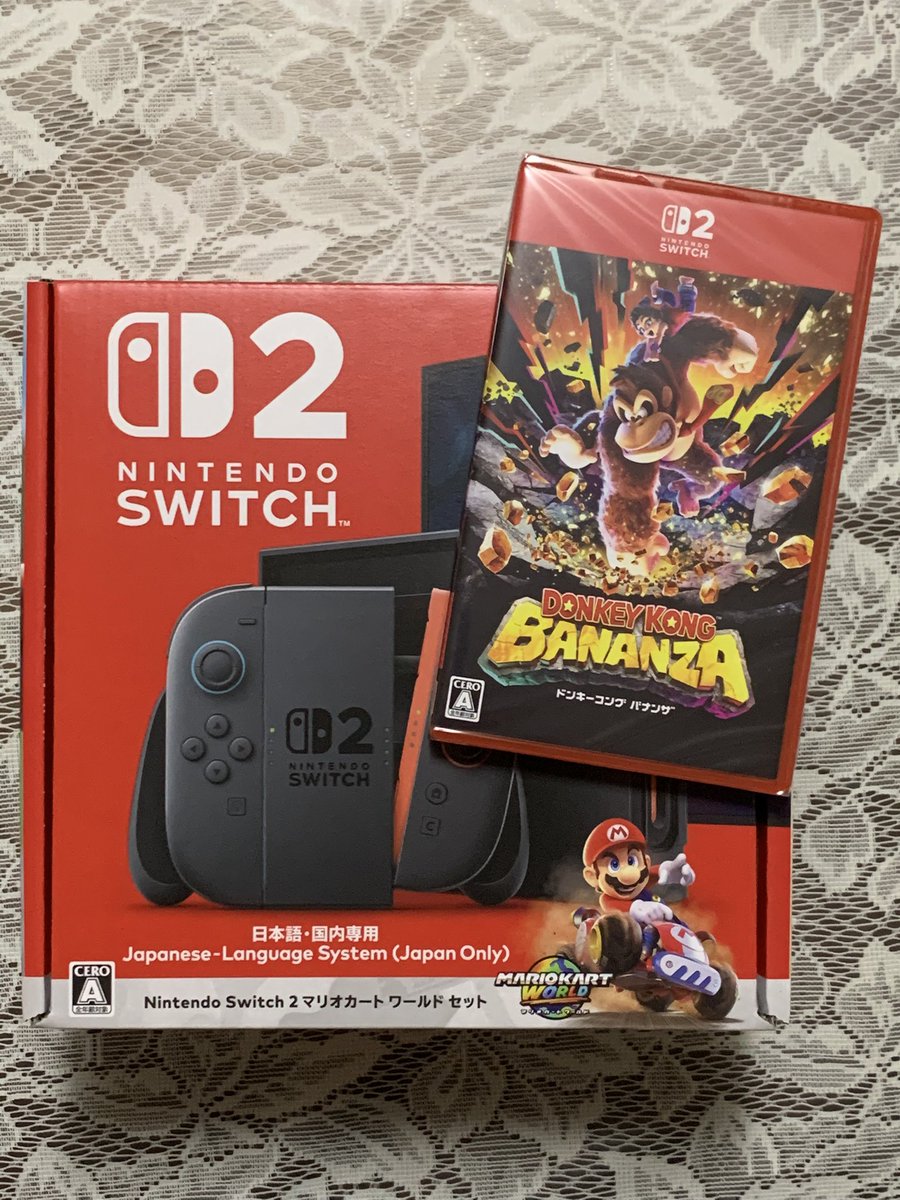 KAZTENDO2's tweet image. 相方さんのNintendoSwitch2マリオカートワールドセットをエディオンで購入することができました。本体購入特典でSwitch2のアクリルキーホルダーが貰えました。ジョイコン部を本体部に差し込むこともできます