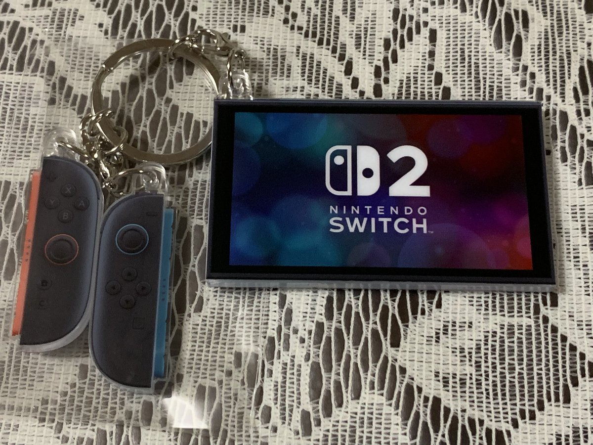 KAZTENDO2's tweet image. 相方さんのNintendoSwitch2マリオカートワールドセットをエディオンで購入することができました。本体購入特典でSwitch2のアクリルキーホルダーが貰えました。ジョイコン部を本体部に差し込むこともできます