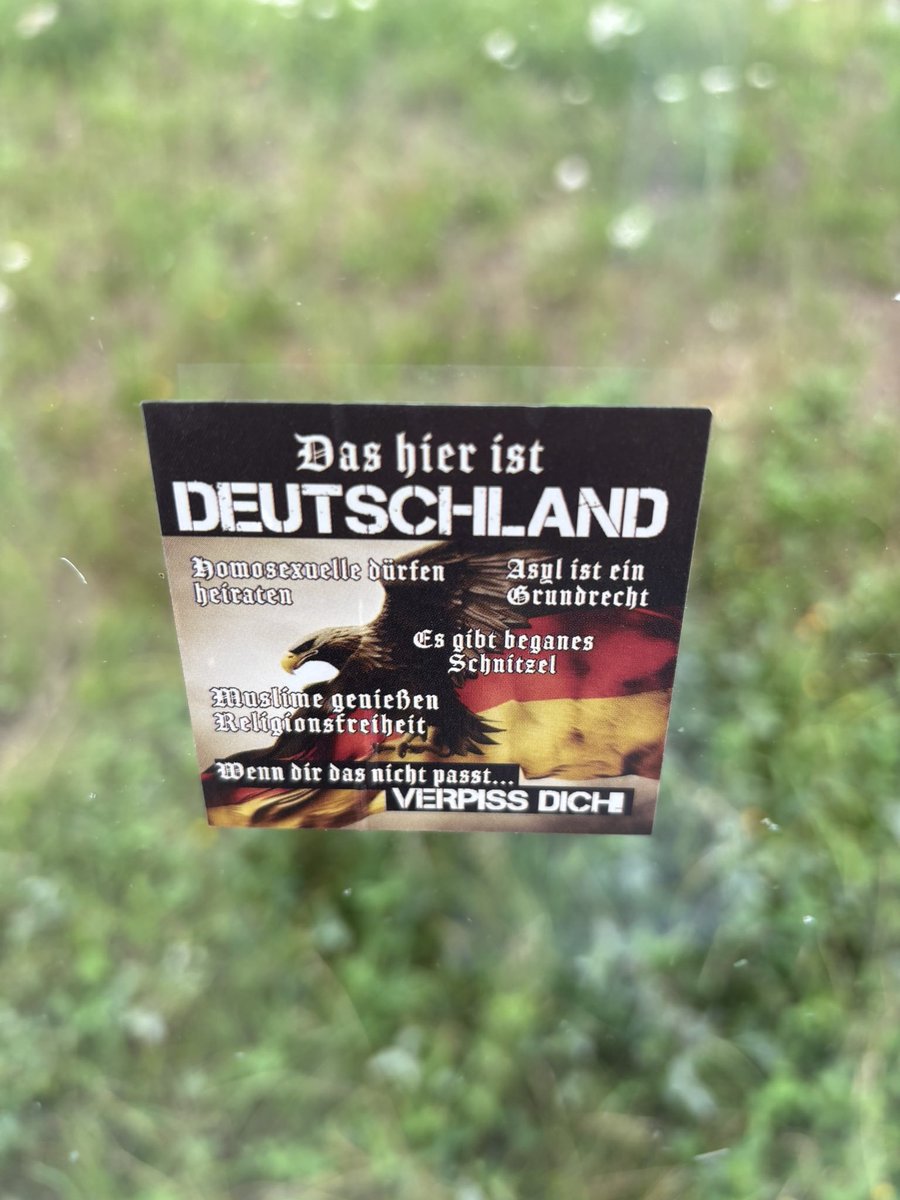 EnterichsBubble's tweet image. The left can't meme, Beispiel 213933. Aber das grafische Design hat was. Sie helfen uns sogar.