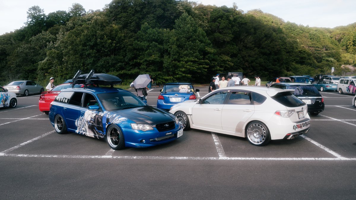 ESCORT_tS_GRB's tweet image. 静岡V痛車オフお疲れ様でした🌻
色んなV痛車を観つつ、くじみちさんのヰ世界情緒レガシィと自分の理芽インプレッサで並べて撮れたのも良い思い出👌
🧅さんのGRBで実演しながら”好きなアーティストの音楽を快適に楽しむ”って切り口で勧められてオーディオを触る予定ができてしまった☺️
 #静岡V痛車オフ