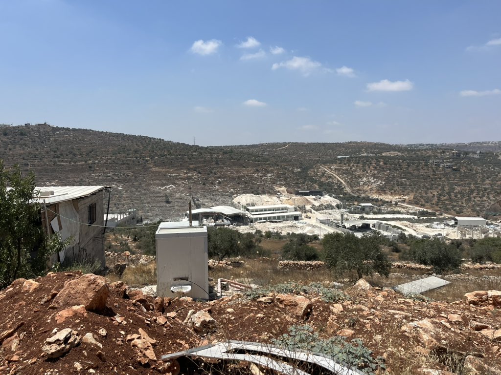 pieterkrielorg's tweet image. We were in the West Bank recently and witnessed firsthand pass-laws, checkpoints, militarised presence in civilian neighbourhoods and police hostilities against innocent civilians.