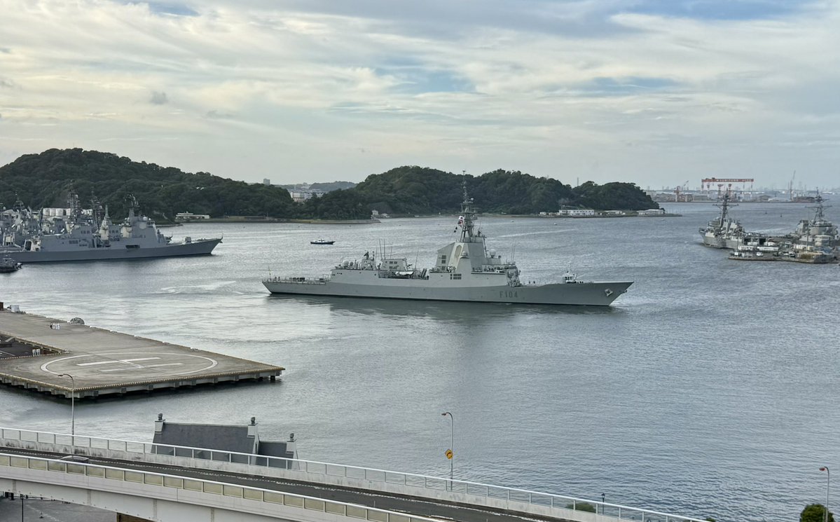 REMCAT18's tweet image. スペイン海軍撮ろうと思って横須賀来たらちょうど出航で得したやでσ(・∀・)σ。