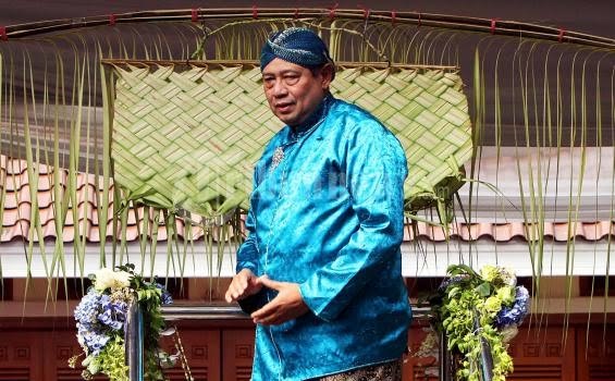 Cuma karena melihat ini, Jokowi mengira bahwa Pak SBY sudah menjadi DALANG.

😂😂😂😂😂

Padahal itu kan kostum saat pernikahan Ibas...

😭😭😭😭😭