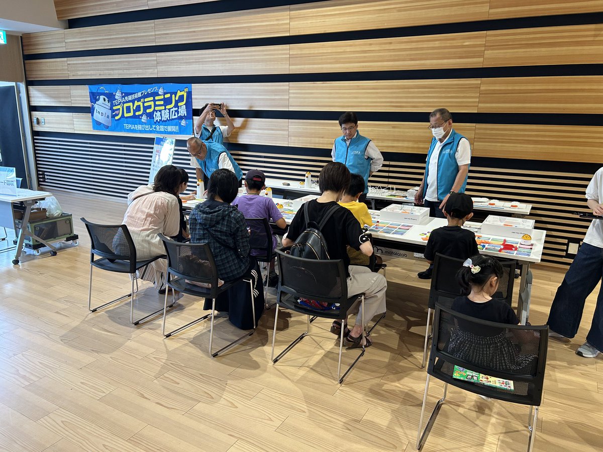 tepian_today's tweet image. 今日は宮城県の大崎市図書館でプログラミング体験イベントを実施しました!
たくさんの子ども達にご参加いただき大盛況でした!
ご協力いただいた皆様ありがとうございました!
#プログラミング体験
#アウトリーチ