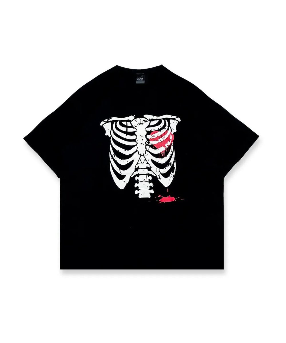msbyflashback's tweet photo. OUTRO-feer de seal-25SS Bones Oversize Tee.

骨とハートプリントのTシャツ。
フロントは1枚で着た時決まるプリントとなります。
また、シルバーやゴールドのアクセサリー類とも相性抜群です。

カラーはブラックとホワイトの2色展開。
サイジングはオーバーサイズ仕様とタイトサイズ仕様。 https://t.co/zzJdyDNIXr