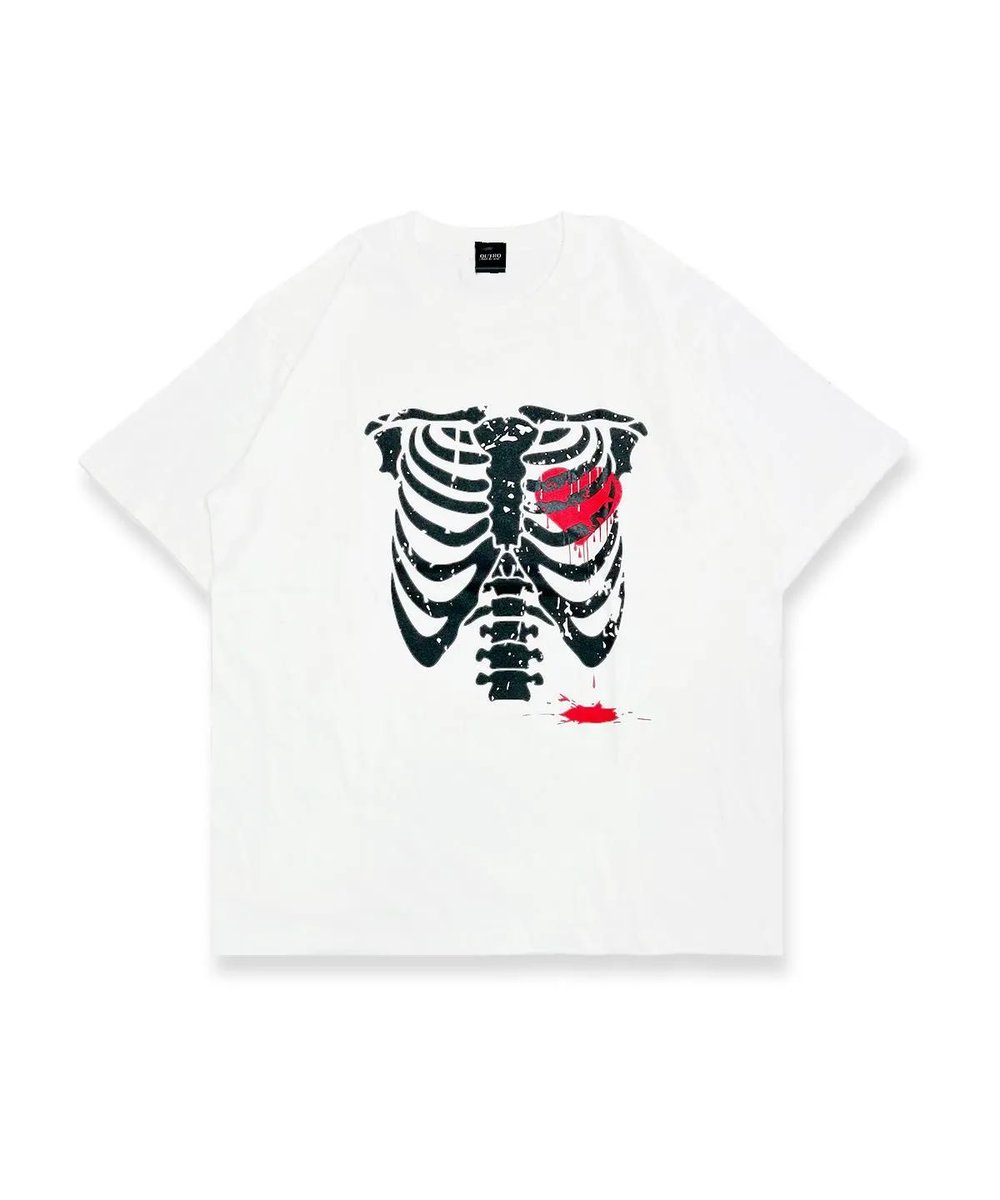 msbyflashback's tweet photo. OUTRO-feer de seal-25SS Bones Oversize Tee.

骨とハートプリントのTシャツ。
フロントは1枚で着た時決まるプリントとなります。
また、シルバーやゴールドのアクセサリー類とも相性抜群です。

カラーはブラックとホワイトの2色展開。
サイジングはオーバーサイズ仕様とタイトサイズ仕様。 https://t.co/zzJdyDNIXr