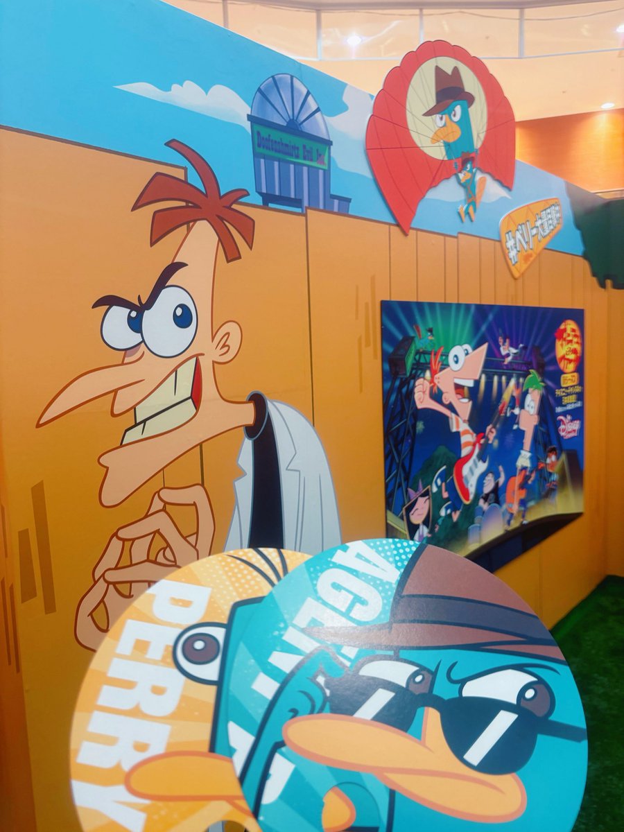 HaR929326's tweet photo. 巨大ガチャノハシ・ペリー行ってきました！
ペリーの大きなぬいぐるみを抱えている人たちがたくさんいて癒されました！
ガチャでペリーのモフモフの手と握手🤝
パネルの博士とツーショットも撮れました！💞
#ペリー大量目撃中
#ペリー大量目撃中投稿キャンペーン https://t.co/5y1zmnwDIT