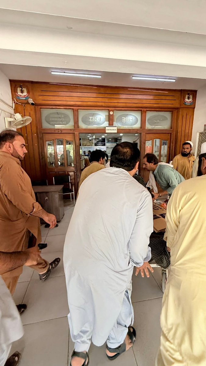 وادیٔ تیرہ میں سیکیورٹی فورسز کی فائرنگ سے زخمی ہونے والے لوگوں کو فوری طور پر حیات آباد میڈیکل کمپلیکس منتقل کیا گیا، جہاں ممبر صوبائی اسمبلی عبدالغنی  آفریدی، پارٹی ترجمان پی کے 71 محب اللہ آفریدی اور ان کی ٹیم خود موجود رہی۔ انہوں نے زخمیوں کی عیادت کی، ان کے علاج معالجے کا