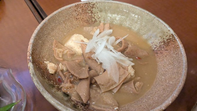 うーん、煮込みと電気ブランオールド 