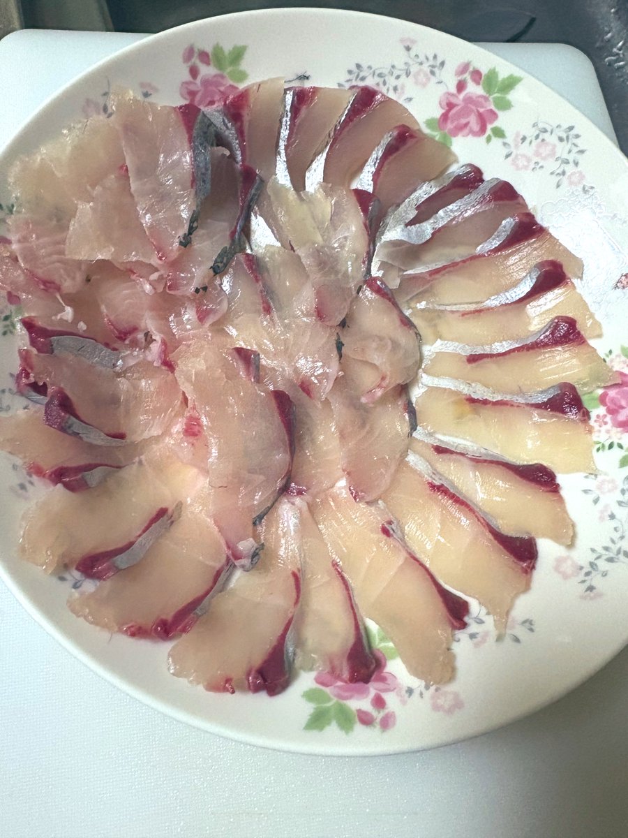 肉と魚は薄く切れば切るほど美味いとされております