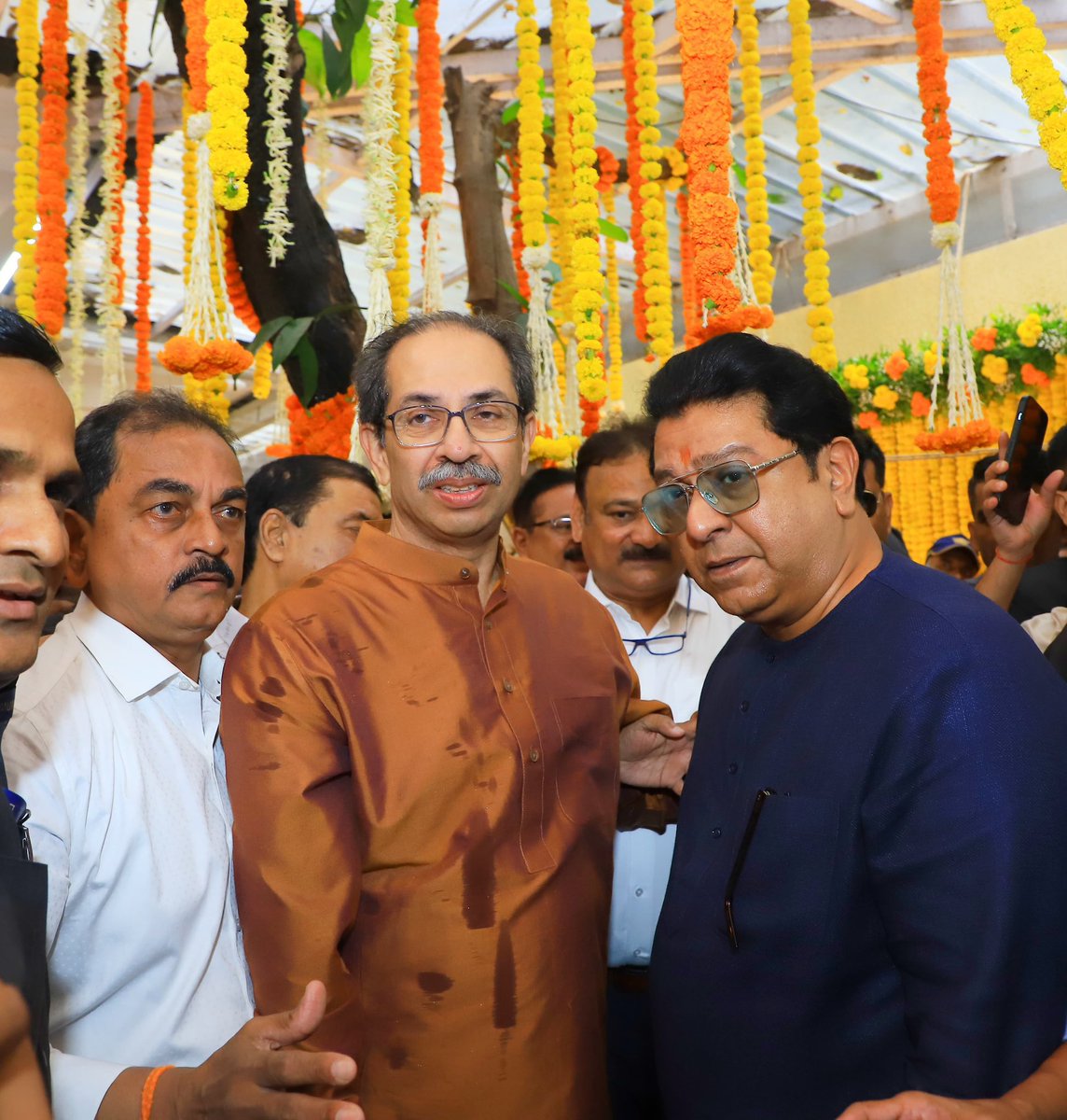 ajaymane2995's tweet photo. १२ वर्षांनंतर राज ठाकरे, मातोश्री इथे उद्धव ठाकरे यांच्या भेटीला! मराठीच्या मुद्द्यावर ही नव्याने वज्रमूठ ठाकरें बंधूंनी बांधली आहे… निवडणुकीपर्यंत ही सैल होईल ली घट्ट राहील? या चर्चा असतील…
#RajThackeray 
#UddhavThackeray 
#RajUdhhav 
@ShivSenaUBT_ @mnsadhikrut https://t.co/qfAGzyc738