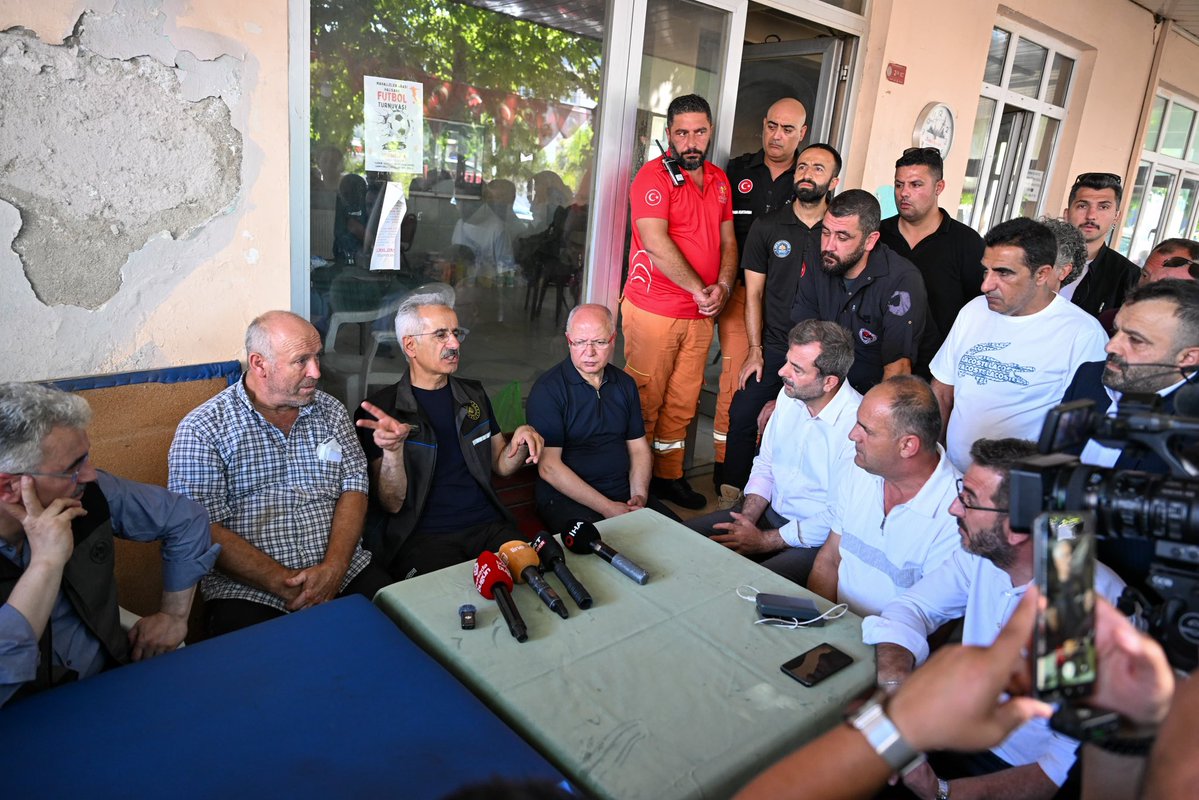 a_uraloglu's tweet image. 📍Bursa / Gürsu
Yangından etkilenen Karahıdır ve İğdir köylerimizde vatandaşlarımızla bir araya geldik.
Devletimiz tüm imkânlarıyla sahada, yaraları birlikte saracağız.