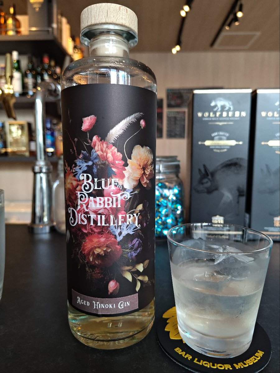 ne_ko_ya_na_gi_'s tweet photo. 今日も羽田IC😃
スッキリ目で行きたいのでジンでスタート。Blue Rabbit DistilleryのAGED HINOKI GINとRASPBERRY&POMEGRANATE GINにしてみた。
RASPBERRY〜がしっかり味があっていい感じ。
#BLUERABBIT #ジン #お酒の美術館 #羽田イノベーションシティ https://t.co/xDcpzy7e9y