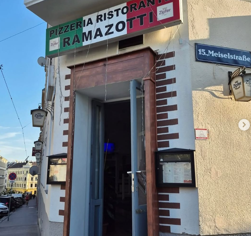 JoopSoesan's tweet photo. De Israëlische cellist Amit Peled vertelt dat hij in Wenen door een ober werd weggestuurd uit een restaurant, nadat hij Hebreeuws had gesproken met twee andere Israëlische muzikanten.
Peled schrijft in een bericht op Instagram dat hij vrijdag met violist Hagai Shaham en pianiste Julia Gurvitch in een Italiaans restaurant, Ramazotti, zat toen een ober hen aansprak omdat ze Hebreeuws spraken. "Hij keek me recht in de ogen en zei zonder aarzelen: 'Ga dan maar weg. Ik serveer je geen eten.'  https://t.co/fEYuDTtxyF