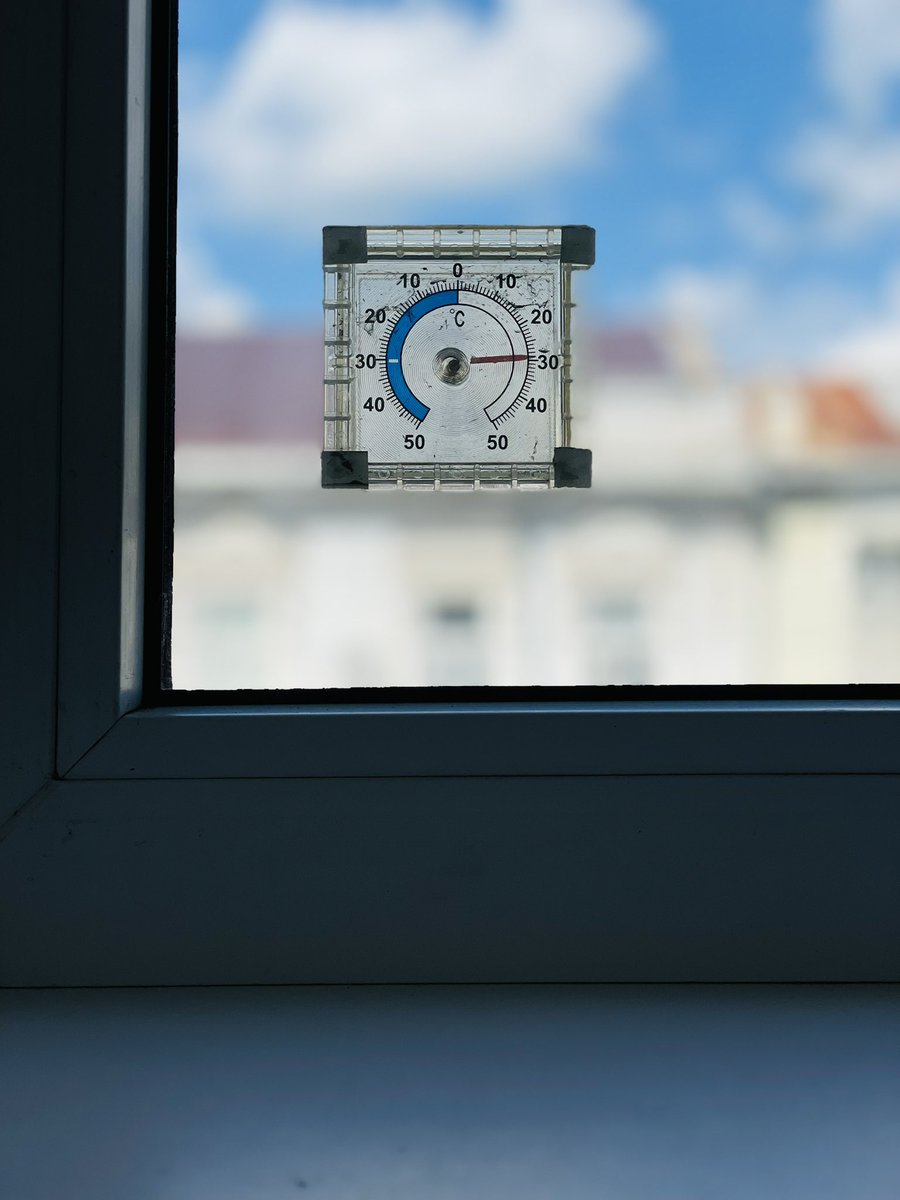 Sayaka399's tweet image. 外気温
29℃
実際はもう少し過ごしやすい気温の気がする。昨日もドローン攻撃2回、今日もまた比較的近いエリアでの着弾音を聞いている。土日の日中スームィ市内への攻撃が見て取れる。相変わらず頭の中はぐるぐると思考が飛びかうし、頭もぼんやりしてきたので、昨日の作業の続きをしようと思う。