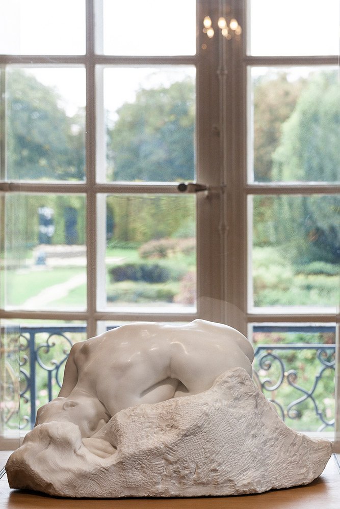 PeterColumns's tweet image. Une œuvre que j'aime beaucoup. La Danaïde de Rodin. Les Danaïdes sont condamnées à remplir un tonneau sans fond pour l'éternité. Elles manipulent l'eau sans jamais parvenir à la purification.
L'eau est représentée ici sous forme de chevelure qui coule sur la pierre, comme une…
