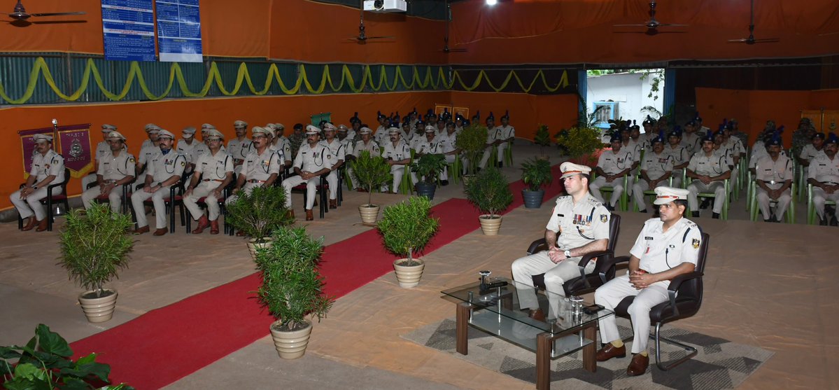 सीआरपीएफ के 87 वें स्थापना दिवस के अवसर पर कमांडेंट महोदय के द्वारा विशेष सैनिक सम्मेलन का आयोजन किया गया।.... जय हिंद।🧑🏻‍✈️