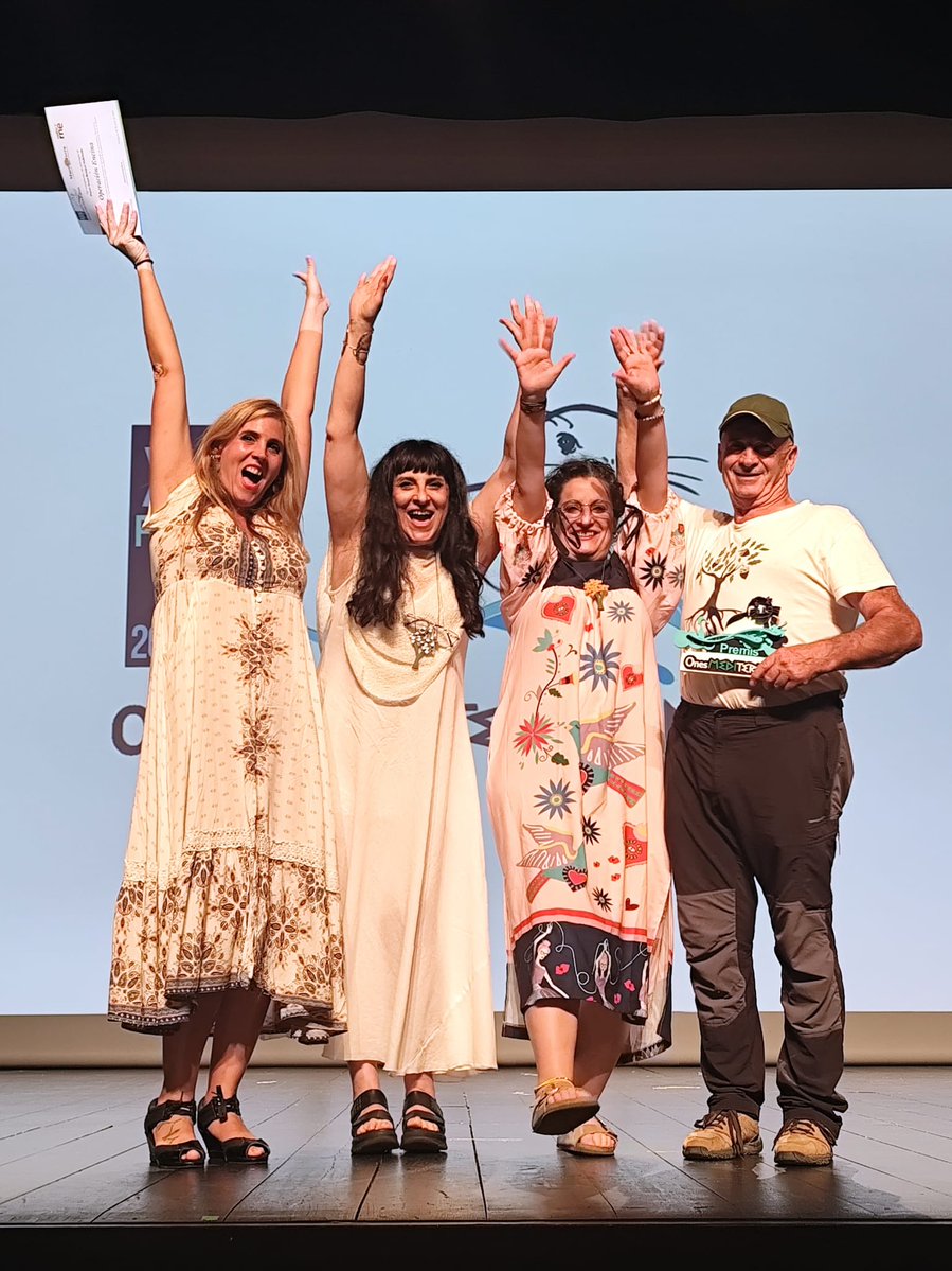 .<a href="/radio3_rne/">Radio 3</a> Nuestro premio #BosqueHabitado 2025 para Bea, Pepe y tod@s l@s voluntari@s y donantes de <a href="/operacionencina/">Operación Encina</a> Gracias a otro soñador cumplidor de esperanzas, #AngelJuárez de <a href="/Mare_Terra/">Mare Terra</a> 
¡Vivan las raíces de l@s plantabosques!
 #operacionencinaradio3
Foto #LuisDeAndrés