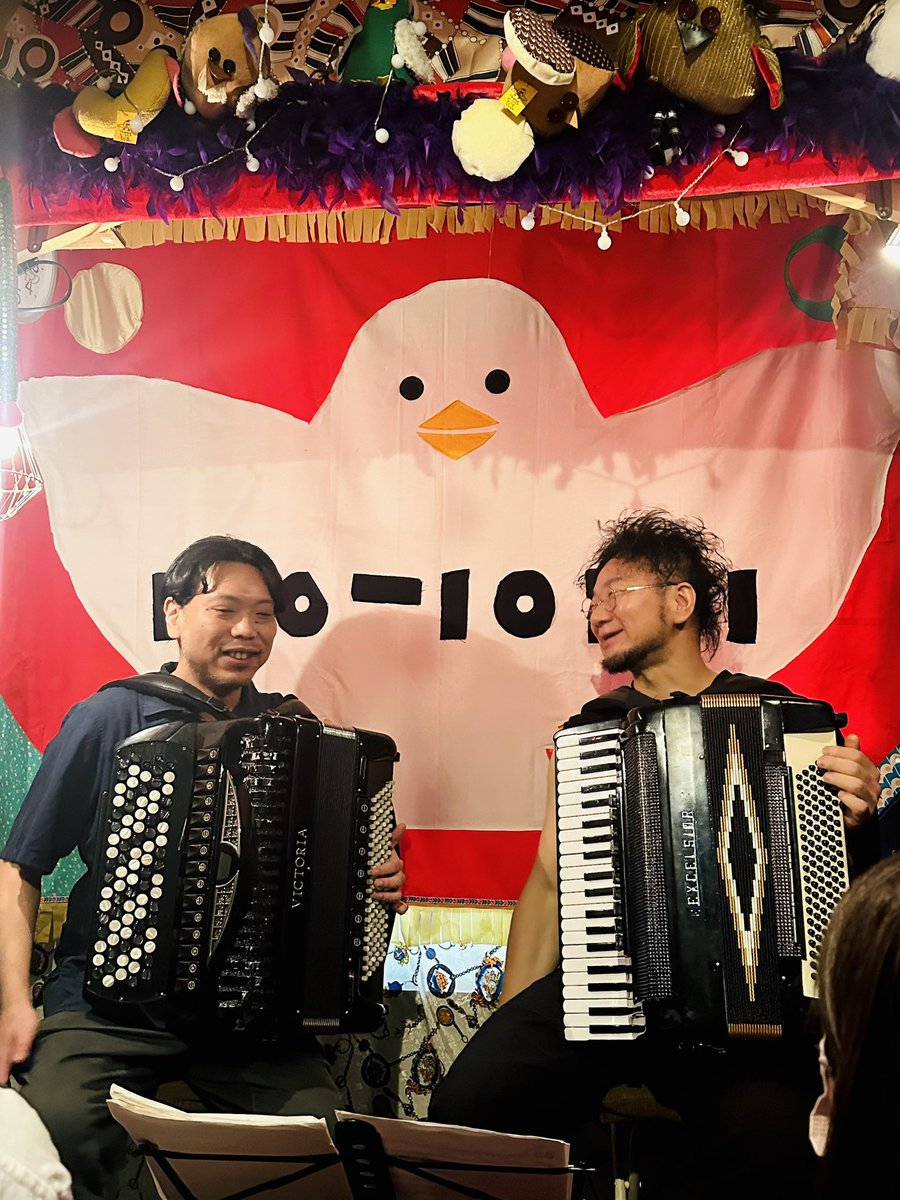 moment79's tweet image. カリトマト2日目
スーパー至近距離ライブat 鳩小屋
座長イズミさんのえいえいおー！の掛け声ではじまった今回のライブ。鳩小屋の持つ独特な雰囲気と至近距離、降ってくる音の粒と和やかなMC。やっとお目にかかれた方、いつものメンバーとの終演後のお茶会も楽しかった！
ありがとうございました！
