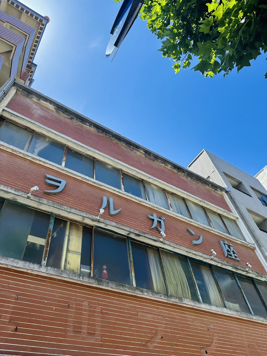 moment79's tweet image. カリトマト2日目
スーパー至近距離ライブat 鳩小屋
座長イズミさんのえいえいおー！の掛け声ではじまった今回のライブ。鳩小屋の持つ独特な雰囲気と至近距離、降ってくる音の粒と和やかなMC。やっとお目にかかれた方、いつものメンバーとの終演後のお茶会も楽しかった！
ありがとうございました！