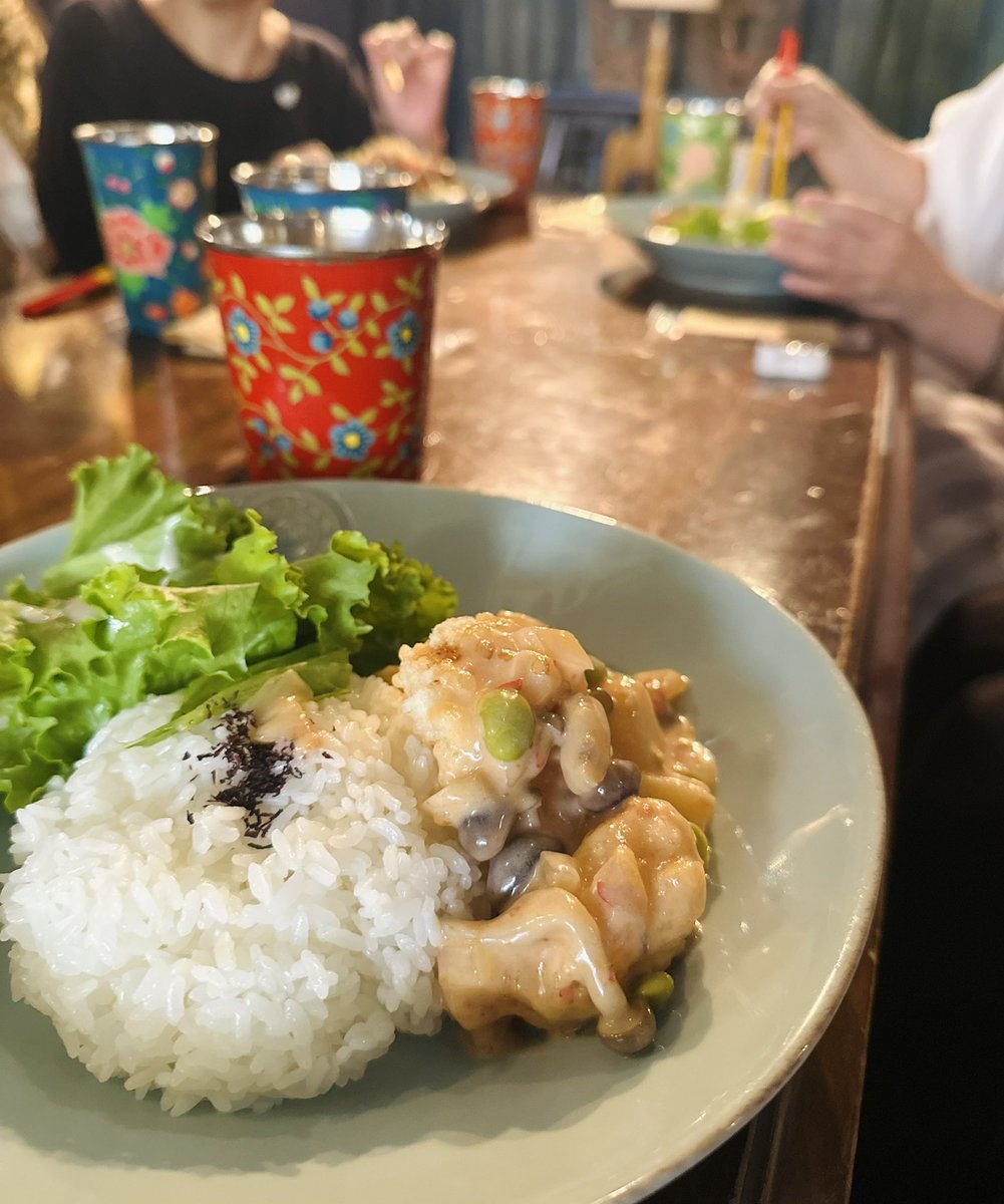 moment79's tweet image. カリトマト2日目
スーパー至近距離ライブat 鳩小屋
座長イズミさんのえいえいおー！の掛け声ではじまった今回のライブ。鳩小屋の持つ独特な雰囲気と至近距離、降ってくる音の粒と和やかなMC。やっとお目にかかれた方、いつものメンバーとの終演後のお茶会も楽しかった！
ありがとうございました！