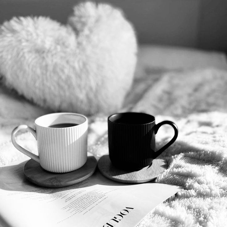 fragmentozn's tweet image. Que o domingo não perca o sabor...
já coloquei limão, ritmo e vontade...
falta só um raio de sol,
um café quentinho
e você, do meu lado, sem hora pra ir...
— Aurora Di Sole