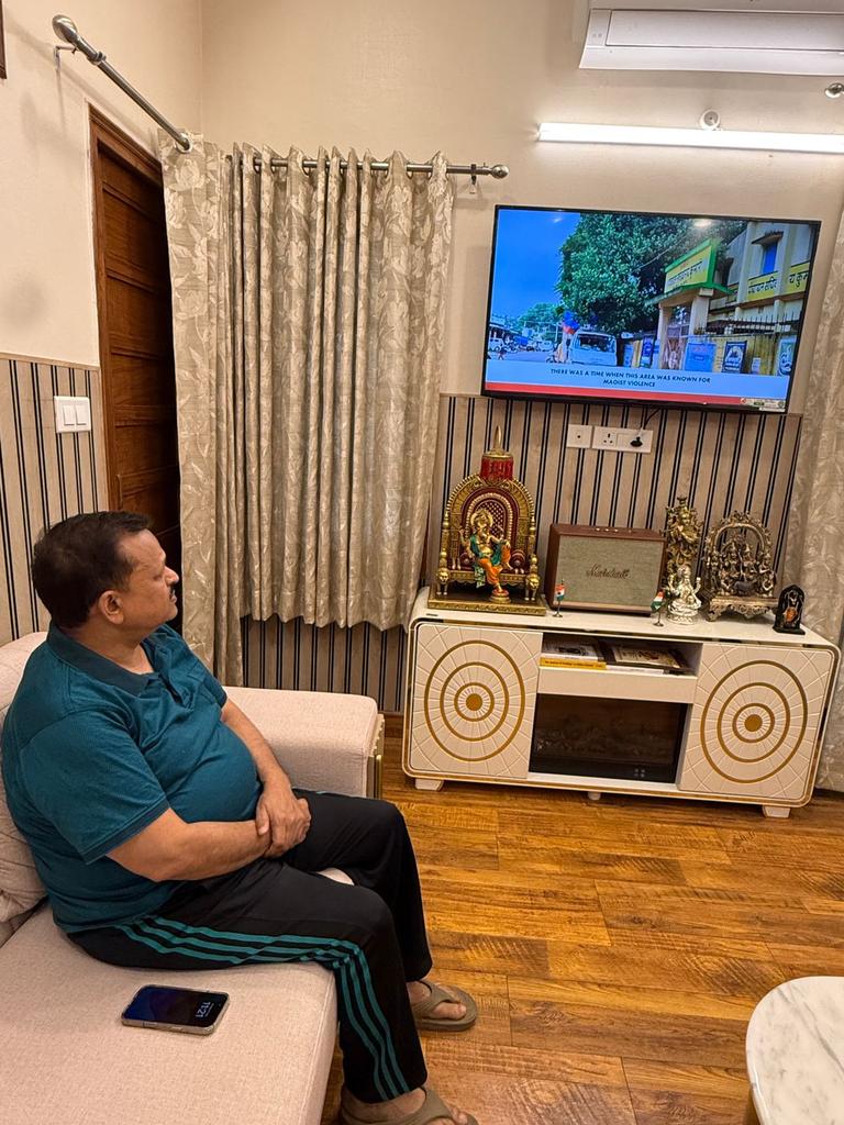मन की बात - जन जन की बात

आज देश के यशस्वी प्रधानमंत्री, आदरणीय श्री नरेंद्र मोदी जी के प्रेरणादायी रेडियो कार्यक्रम "मन की बात" को अपने दिल्ली निवास स्थान में  सुना।

माननीय प्रधानमंत्री जी के मार्गदर्शन में कानपुर के नागरिकों की सेवा में निरंतर प्रयासरत हूं।

#MannKiBaat