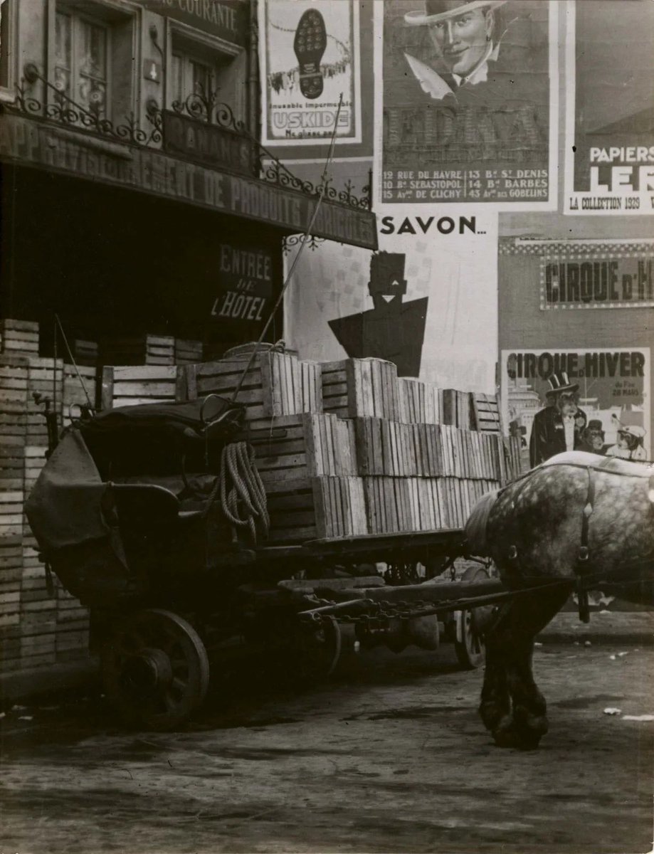AniSWISSarts's tweet image. André Kertész
(Hungarian-American 📷, 1894 – 1985) - Les Halles in Early Morning, 1927