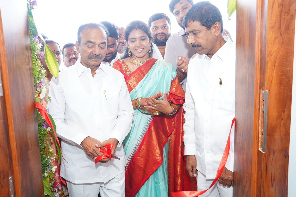 Eatala_Rajender's tweet image. గండి మైసమ్మ లోని విశ్వాసాయి టౌన్షిప్ లో సూపర్ నోవా ప్రొడక్షన్ ను ప్రారంభించడం జరిగింది.
ఈ కార్యక్రమంలో మేడ్చల్ అర్బన్ జిల్లా అధ్యక్షులు డా. ఎస్ మల్లారెడ్డి గారు, శ్రీ వడ్డేపల్లి రాజేశ్వరరావు గారు, బాచుపల్లి కార్పొరేటర్ శ్రీ సుబ్బారావు గారు, కౌన్సిలర్ శ్రీ కృష్ణారెడ్డి గారు,…