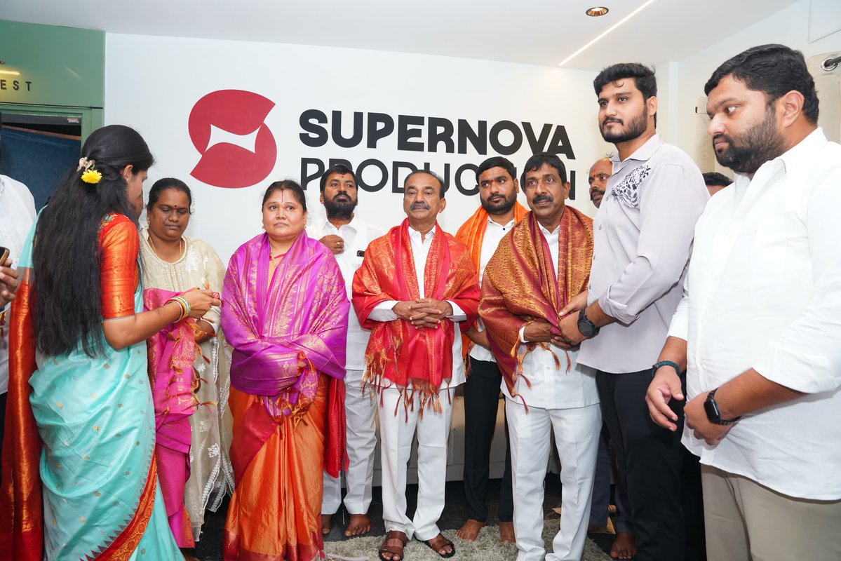 Eatala_Rajender's tweet image. గండి మైసమ్మ లోని విశ్వాసాయి టౌన్షిప్ లో సూపర్ నోవా ప్రొడక్షన్ ను ప్రారంభించడం జరిగింది.
ఈ కార్యక్రమంలో మేడ్చల్ అర్బన్ జిల్లా అధ్యక్షులు డా. ఎస్ మల్లారెడ్డి గారు, శ్రీ వడ్డేపల్లి రాజేశ్వరరావు గారు, బాచుపల్లి కార్పొరేటర్ శ్రీ సుబ్బారావు గారు, కౌన్సిలర్ శ్రీ కృష్ణారెడ్డి గారు,…