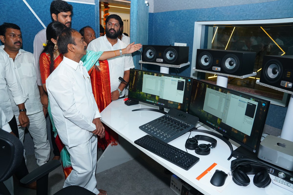 Eatala_Rajender's tweet image. గండి మైసమ్మ లోని విశ్వాసాయి టౌన్షిప్ లో సూపర్ నోవా ప్రొడక్షన్ ను ప్రారంభించడం జరిగింది.
ఈ కార్యక్రమంలో మేడ్చల్ అర్బన్ జిల్లా అధ్యక్షులు డా. ఎస్ మల్లారెడ్డి గారు, శ్రీ వడ్డేపల్లి రాజేశ్వరరావు గారు, బాచుపల్లి కార్పొరేటర్ శ్రీ సుబ్బారావు గారు, కౌన్సిలర్ శ్రీ కృష్ణారెడ్డి గారు,…
