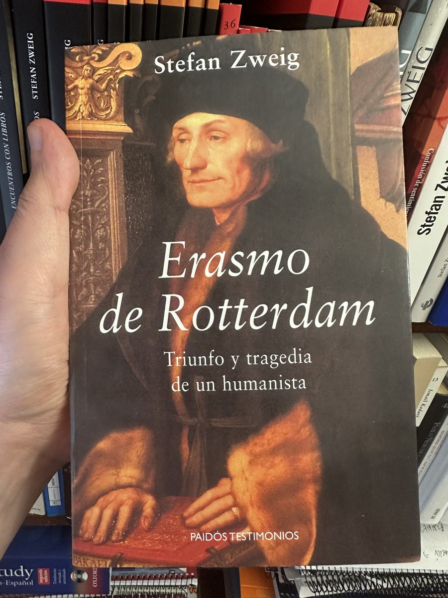 julioBG32's tweet image. Erasmo amó muchas cosas:la poesía y la filosofía,los libros y el arte,las lenguas y los pueblos y,sin hacer diferencias entre ellos, a la humanidad entera,cuya misión era ser cada vez más civilizada.Una cosa sobre la tierra odió verdaderamente por opuesta a la razón:el fanatismo.