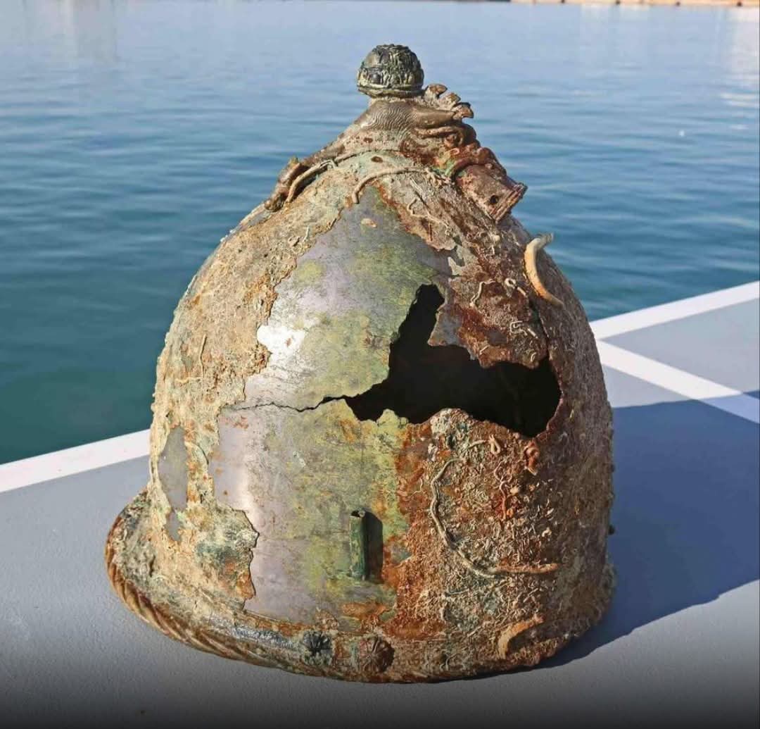 A Roman helmet of the Montefortino type, specifically one recovered from the seabed off the coast of Sicily 🇮🇹, directly linked to the Battle of the Aegates in 241 BC, is of immense historical importance... 

This particular helmet is believed to have been worn during the Battle