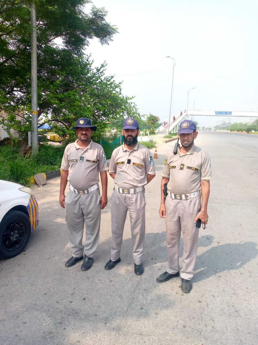 ICT_Police's tweet image. اسلام آباد ٹریفک پولیس شہریوں کی سہولت و آسانی اور ٹریفک کی روانی کو یقینی بنانے کے لئے ہفتہ وار بازاروں میں موجود۔
شہری غیر قانونی اور ڈبل پارکنگ سے گریز کریں اور ٹریفک رواں دواں رکھنے کے لیے ٹریفک پولیس کے ساتھ تعاون کریں۔
#WeRIslamabadPolice #ICTP #ITP #Islamabad