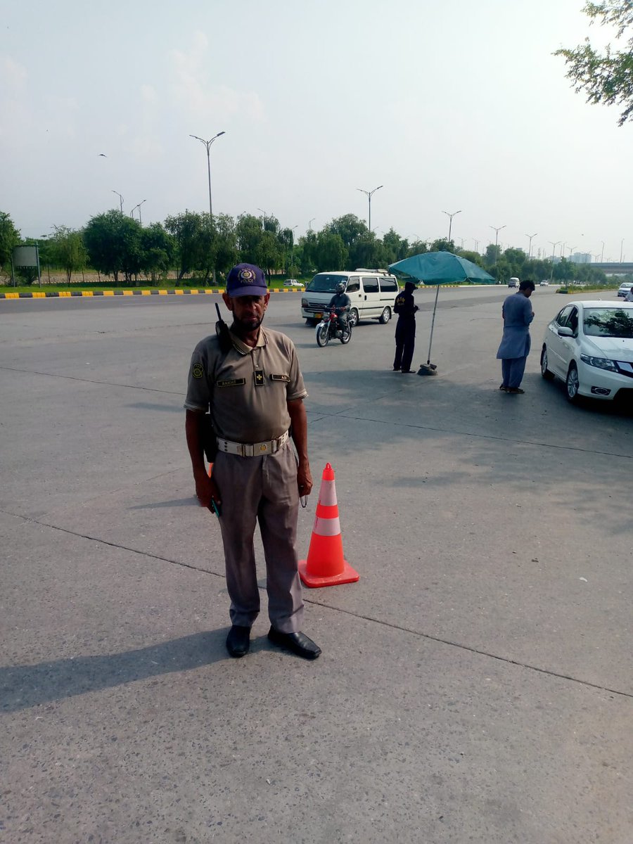 ICT_Police's tweet image. اسلام آباد ٹریفک پولیس شہریوں کی سہولت و آسانی اور ٹریفک کی روانی کو یقینی بنانے کے لئے ہفتہ وار بازاروں میں موجود۔
شہری غیر قانونی اور ڈبل پارکنگ سے گریز کریں اور ٹریفک رواں دواں رکھنے کے لیے ٹریفک پولیس کے ساتھ تعاون کریں۔
#WeRIslamabadPolice #ICTP #ITP #Islamabad
