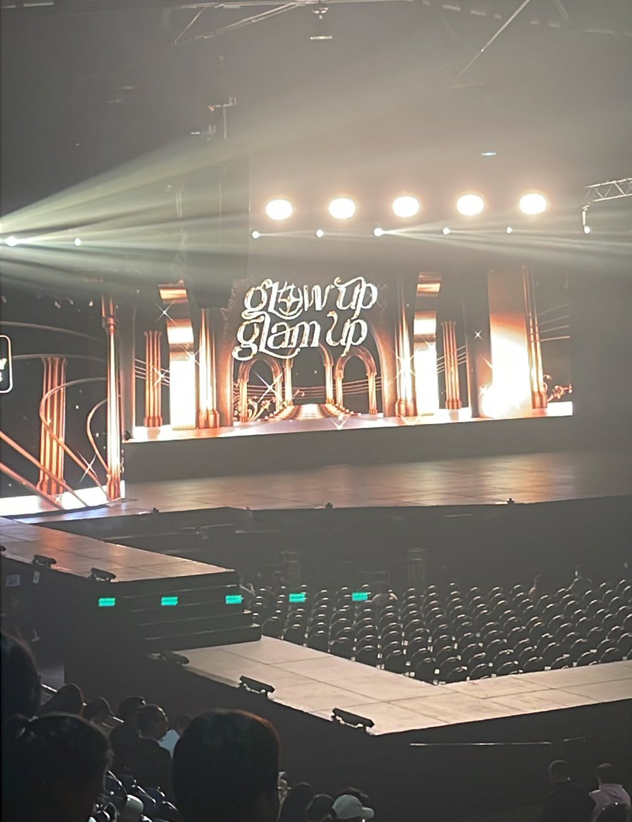 _ttienk's tweet image. ดอยแอร์เย็นมากค่ะะ
#GlowupGlamupConcert
#GlowUpGlamUp
#LetitGLowup