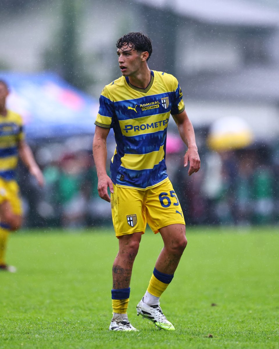 ParmaCalcio_en's tweet image. Just how good does this kit look in action? 🤩
