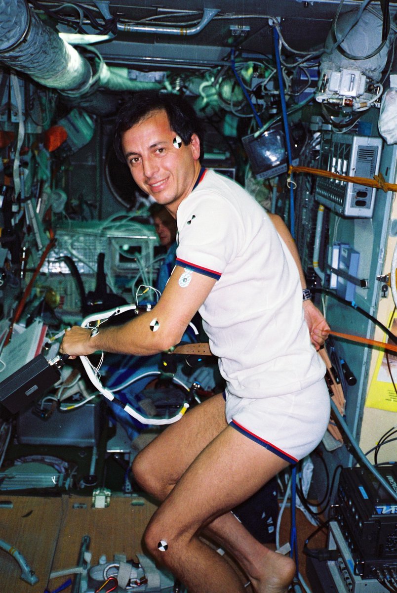 Soph_astro's tweet image. 27 juillet : joyeux anniversaire de lancement, Antarès !
✨ Antarès… l’étoile la plus brillante de la constellation du Scorpion a donné son nom à la première mission spatiale d'@astro_tognini, troisième Français à s’être envolé dans l’espace 🚀 !
Michel a décollé le 27 juillet…