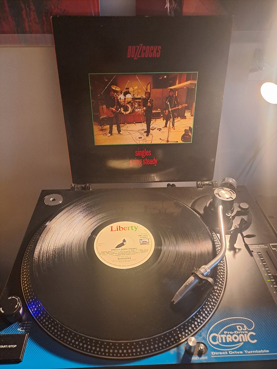TheHouseof08's tweet image. THE BUZZCOCKS - SINGLES GOING STEADY
Track by Track - Side 1, Track 3
I DON'T MIND
"I used to bet that you didn't care
But gambling never got me anywhere
Each time I used to feel so sure
Something about you made me doubt you more"
More perfection.
@Buzzcocks @steveediggle