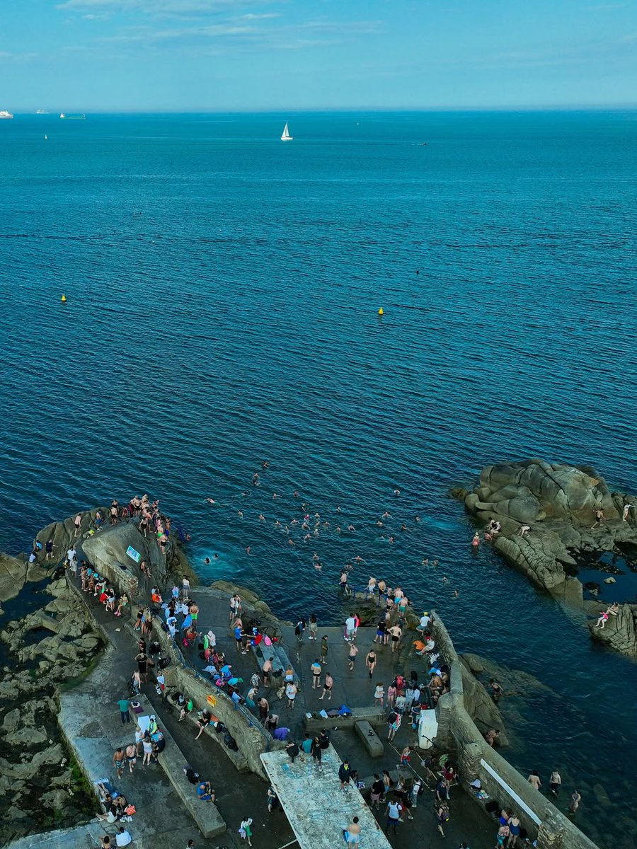 GoToIreland's tweet image. Want to switch up your morning routine? Try this wake-up call in Dublin. 😁🌊
The Forty Foot is a famous swimming spot on the south side of Dublin Bay, known for its clear water and natural diving points.🤿
📍Forty Foot, County Dublin
📸 instagram.com/irishdroneadve…
#CountyDublin