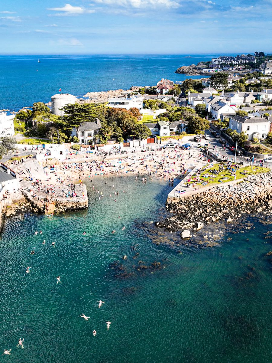 GoToIreland's tweet image. Want to switch up your morning routine? Try this wake-up call in Dublin. 😁🌊
The Forty Foot is a famous swimming spot on the south side of Dublin Bay, known for its clear water and natural diving points.🤿
📍Forty Foot, County Dublin
📸 instagram.com/irishdroneadve…
#CountyDublin