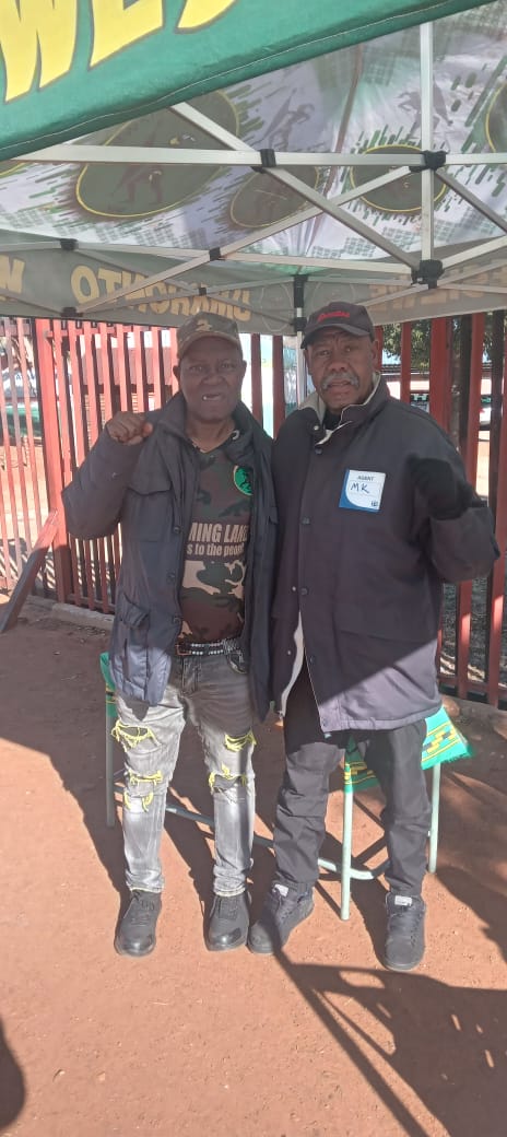 CadreNguyi's tweet image. Commander Morning π #MK Party Voter registration machinery on the ground. Soweto eMndeni/Naledi Ward 130 IEC Registration (26 and 27 August 2025). Register To Vote MK Party on the 10th Of September 2025. #GwazaMkhontoGwaza ππ€