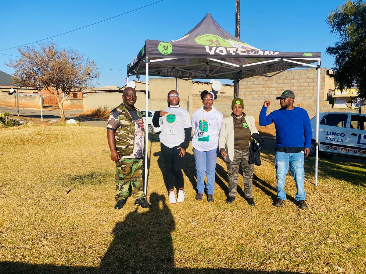 CadreNguyi's tweet image. Commander Morning π #MK Party Voter registration machinery on the ground. Soweto eMndeni/Naledi Ward 130 IEC Registration (26 and 27 August 2025). Register To Vote MK Party on the 10th Of September 2025. #GwazaMkhontoGwaza ππ€