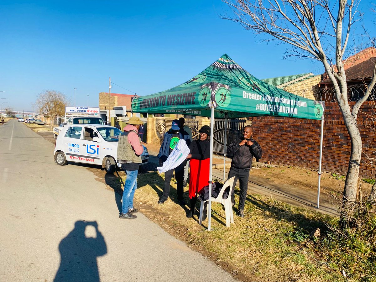 CadreNguyi's tweet image. Commander Morning π #MK Party Voter registration machinery on the ground. Soweto eMndeni/Naledi Ward 130 IEC Registration (26 and 27 August 2025). Register To Vote MK Party on the 10th Of September 2025. #GwazaMkhontoGwaza ππ€