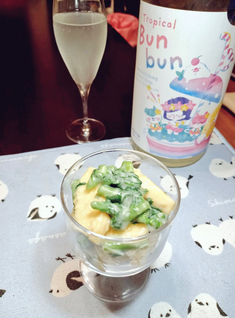 aniruu's tweet image. わかむすめ トロピカルブンブンと
林檎と春菊の胡麻豆腐白和え
前回料理、見た目アレだったんで…カクテルグラスで誤魔化す事にw
林檎と茹でた春菊を
蜂蜜、オリーブ、レモン汁加えた胡麻豆腐で和えただけ
フルーツ感を春菊が調律してええ感じ!
#わかむすめ
#なまおコメ
#ささら宴友帳
#灰原ノバ子