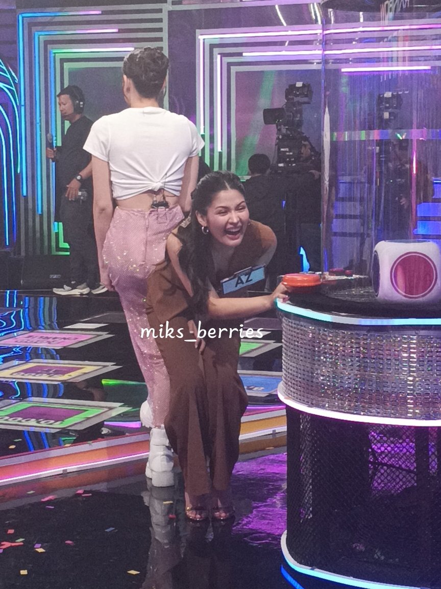 such a cutie talaga when interacting with her supporters huhu labyu, aza!

AZRIELdy TO RAMBOL
AZRIELdy TO RAMBOL
AZRIELdy TO RAMBOL