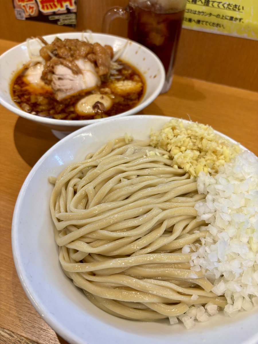 hidekun0201jp's tweet image. 富山市　ぶた壱
つけ麺:ショウガ 玉ねぎ
ｱﾌﾞﾗﾆﾝﾆｸ

このツヤツヤ麺が唯一無二なんすよ！
それと今期のつけ汁やべーんだけど🤤💕酸味のバランスが絶妙な気がする☺️
そんでたいちくん400盛ってくれたの😂これがﾃﾞｨﾓｰﾙﾄ・ちょうどいい！ありがとうございます🙋‍♂️こりゃ当分つけ麺一択だわ