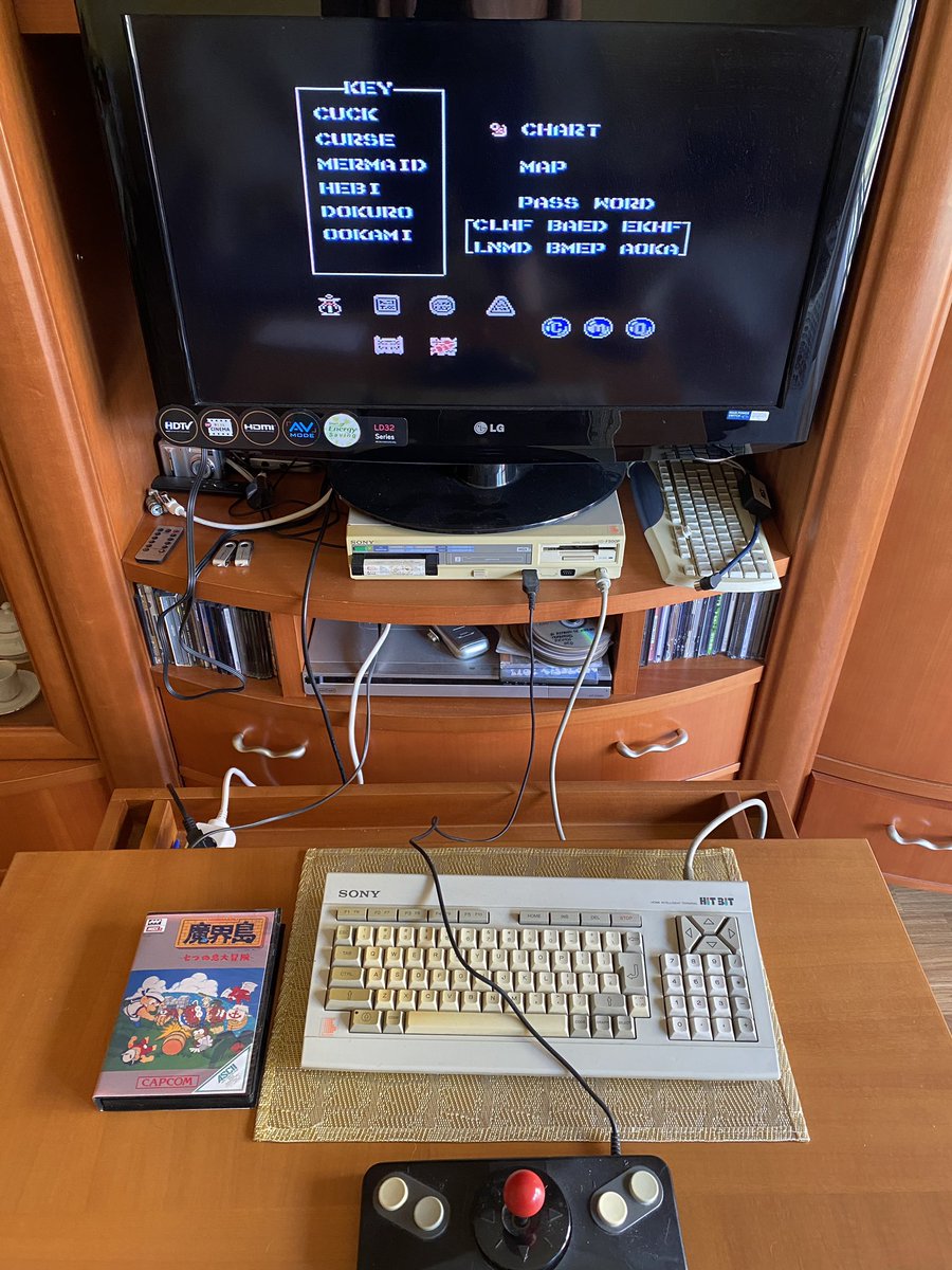 themsxlovers's tweet image. Nada mejor que una mañana dominical para darle caña a una de las mejores video aventuras para MSX.
Esta vez va de piratas y el juego en cuestión :
HIGEMARU (Capcom 1987)
Musicas soberbias y un nivel gráfico excelente y más largo que un día sin pan.
100x100 recomendable !!