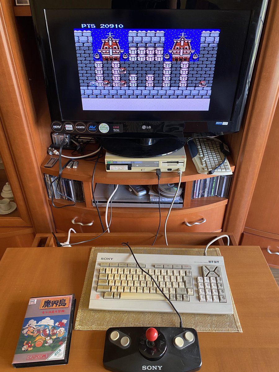 themsxlovers's tweet image. Nada mejor que una mañana dominical para darle caña a una de las mejores video aventuras para MSX.
Esta vez va de piratas y el juego en cuestión :
HIGEMARU (Capcom 1987)
Musicas soberbias y un nivel gráfico excelente y más largo que un día sin pan.
100x100 recomendable !!
