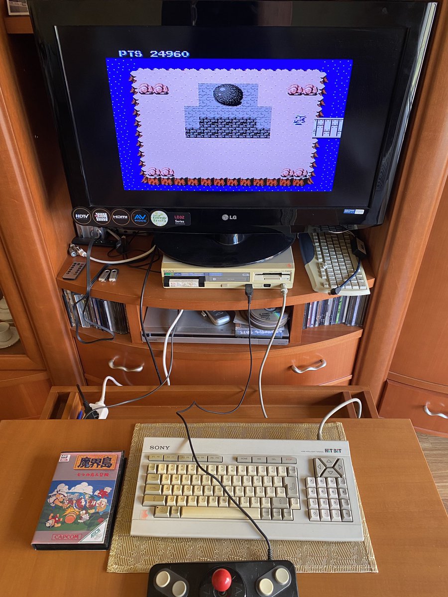 themsxlovers's tweet image. Nada mejor que una mañana dominical para darle caña a una de las mejores video aventuras para MSX.
Esta vez va de piratas y el juego en cuestión :
HIGEMARU (Capcom 1987)
Musicas soberbias y un nivel gráfico excelente y más largo que un día sin pan.
100x100 recomendable !!